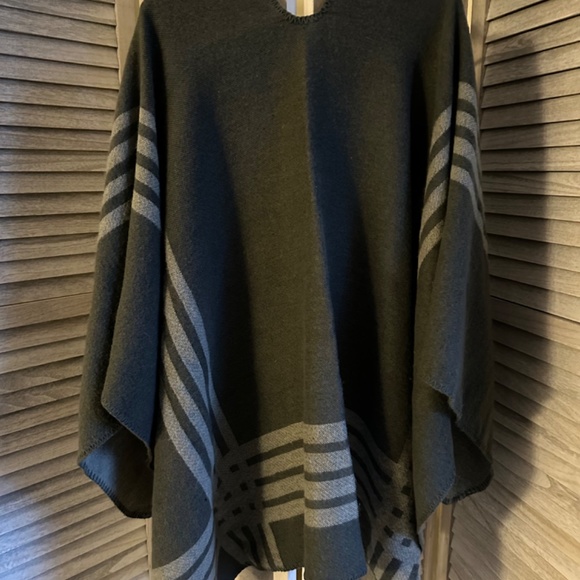 Gray Acrylic Soft Shawl, Excellent Condition - Picture 2 of 5